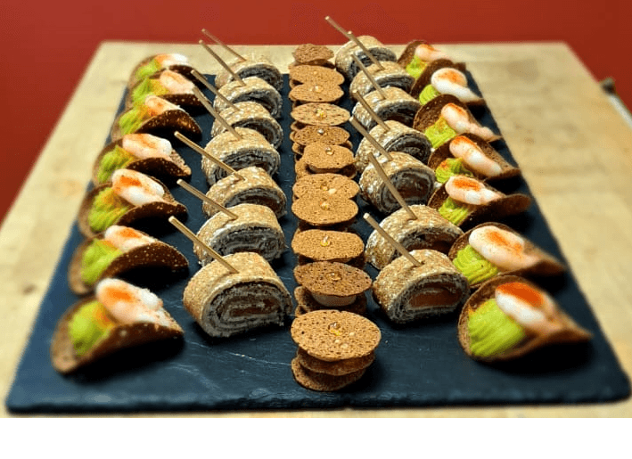 Buffet de galettes salées et crêpes sucrées avec garnitures variées